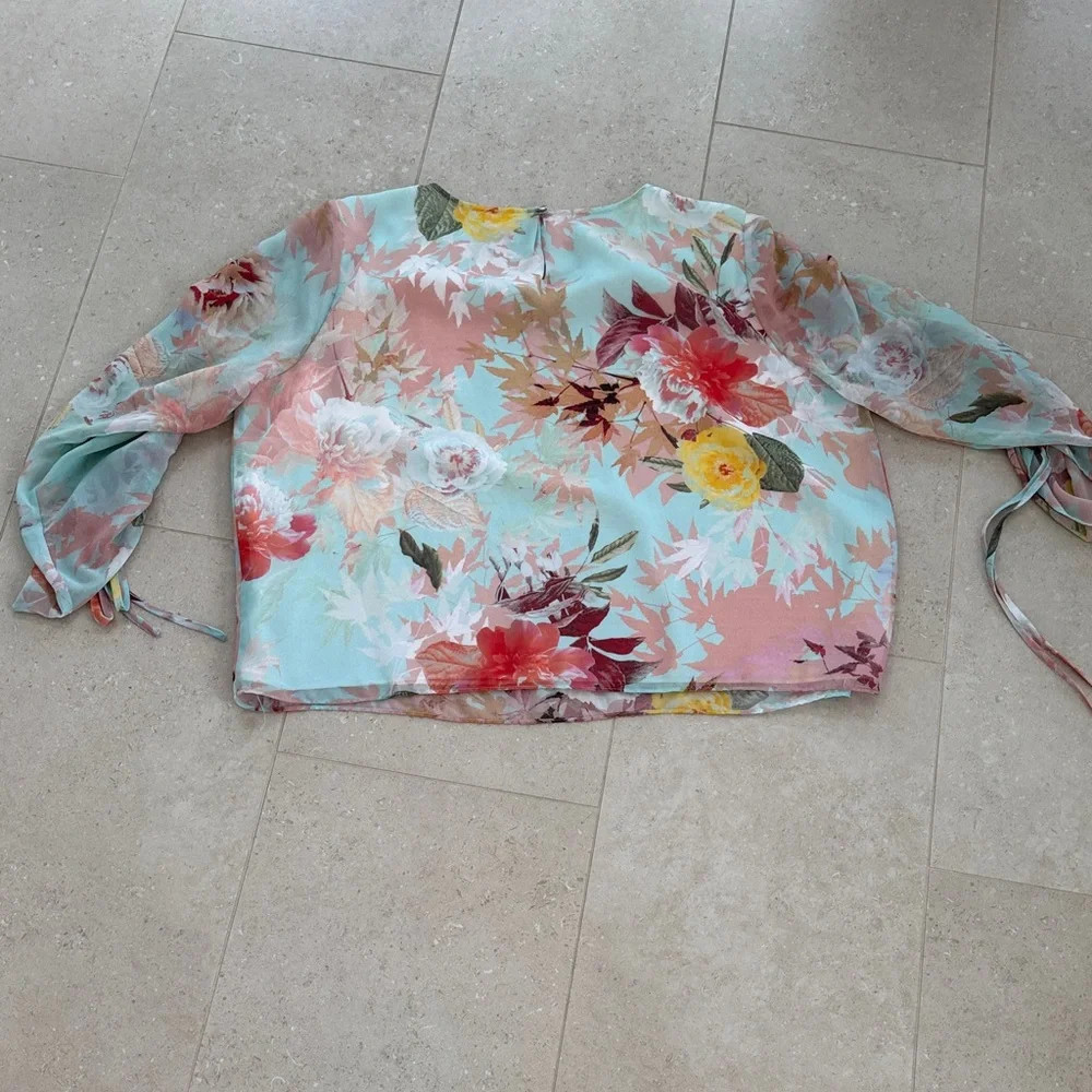 Vince Camuto Floral Blouse - Picture 4 of 4